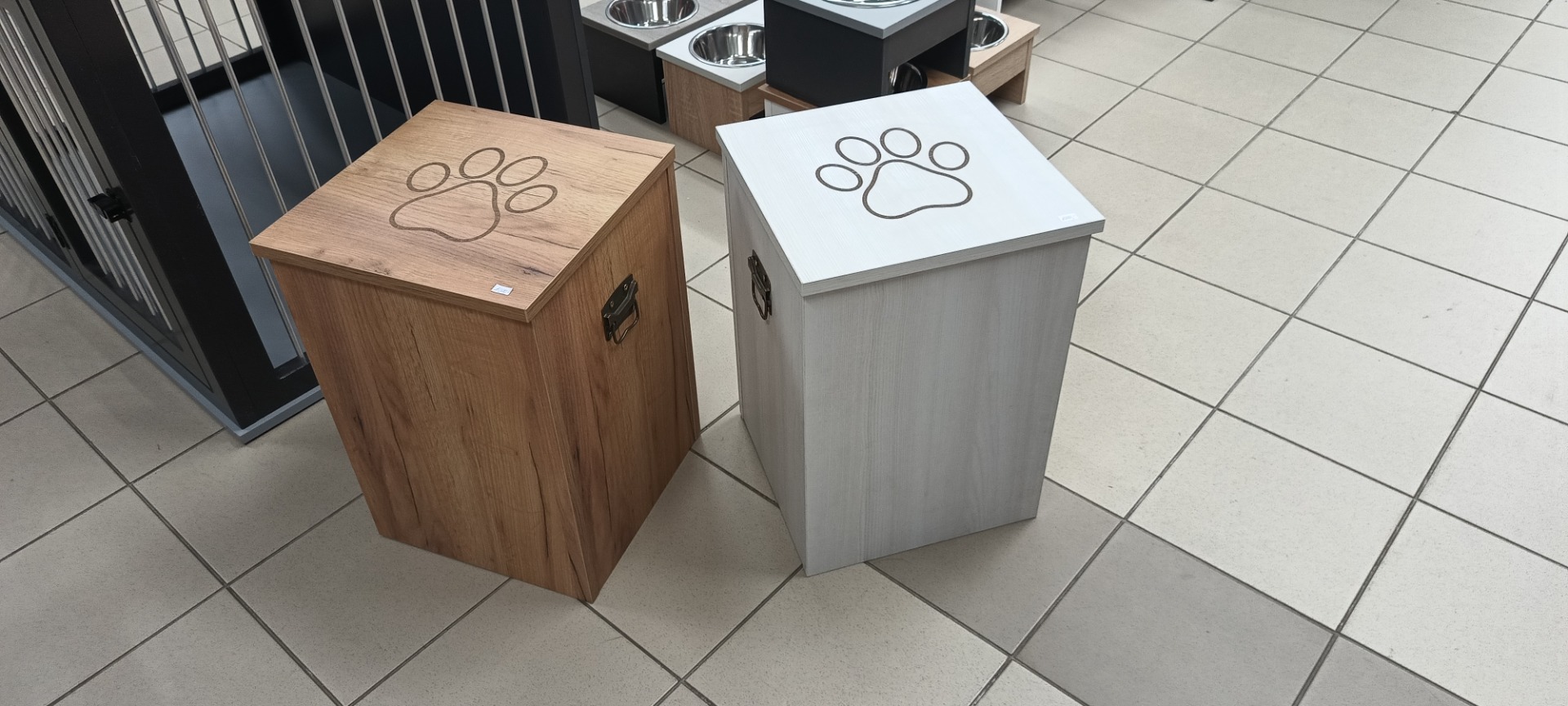 Box na 15 kg krmiva 50 x 35 cm cena 1000 Kč